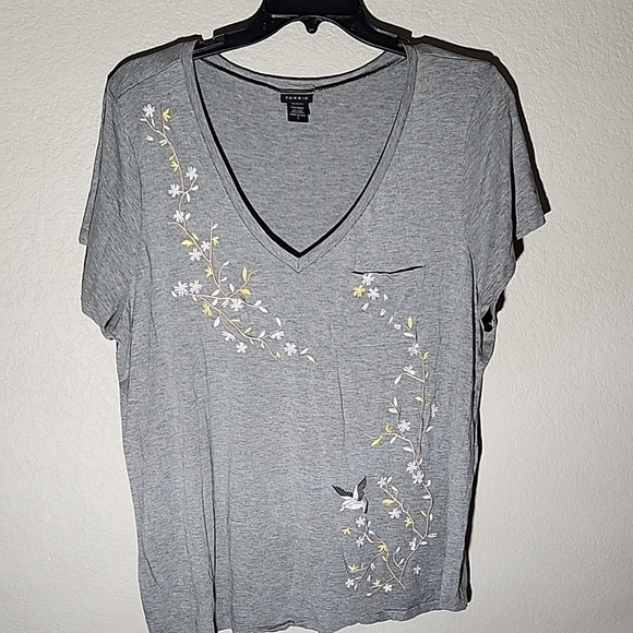 Torrid Shirt Womens Size 3 Embroidered Flowers Gray White Top - Picture 1 of 6